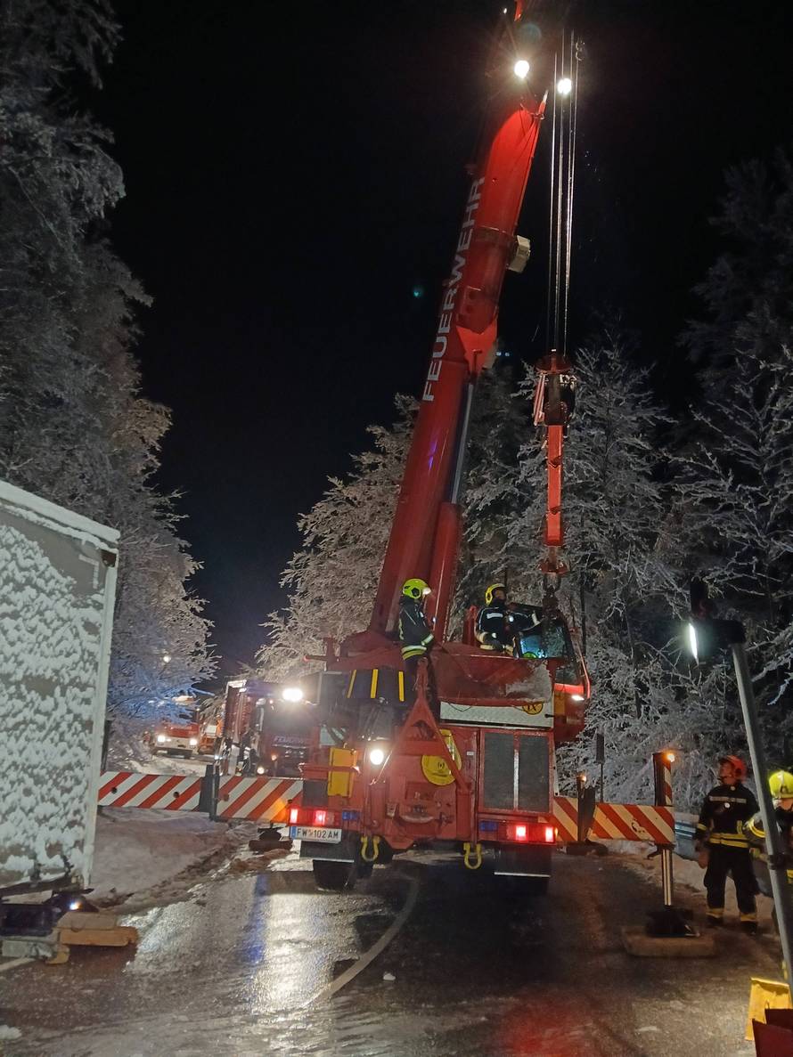FOTO Snježni kaos paralizirao Austriju, zatvorili aerodrom u Beču, 30.000 kuća bez struje