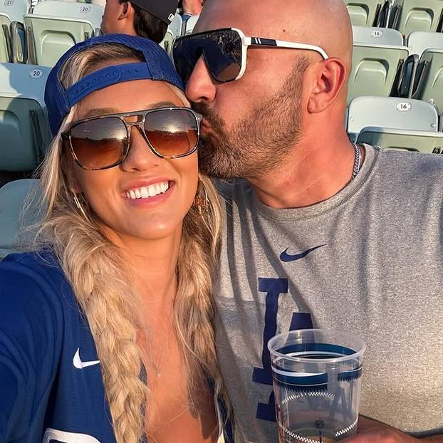 Zbog seksi slika koje objavljuje sina su joj izbacili iz hokejaške momčadi. Ali ona ne odustaje...