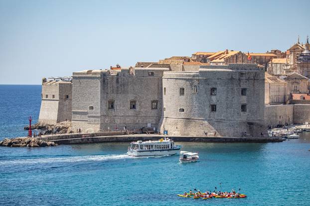 Dubrovnik: Turisti uživaju u ljepotama grada i kupanju na gradskim plažama