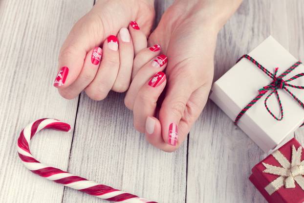 art christmas manicure, red and white color
