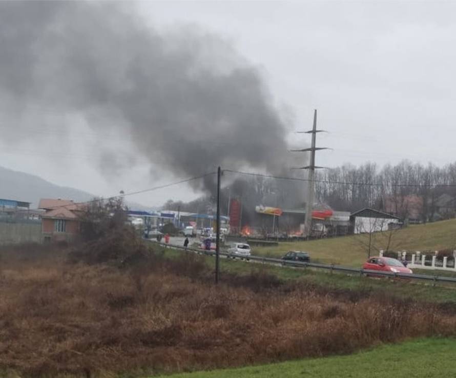 Svjedok: Auto je na benzinskoj udario u plinovod, svi su bježali