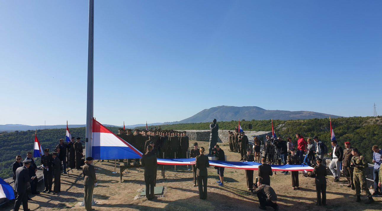 Hrvatska zastava s Kninske tvrđave završila kod 'vatrenih'! 'Ostali su oduševljeni s njome'