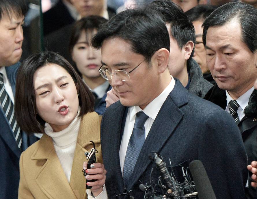 Samsung Group chief, Jay Y. Lee, is surrounded by media upon his arrival to the Seoul Central District Court in Seoul