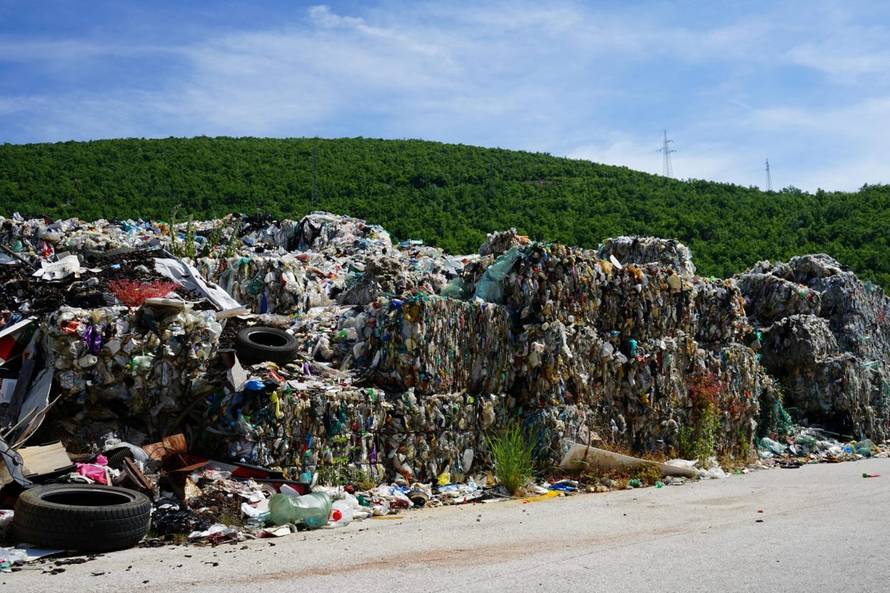 Nevjerojatno: Tisuće tona guma i plastike pored Gračaca prijete i pitkoj vodi i predivnom jezeru