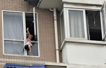 Nadrogirani otac polugolu kći (2) objesio kroz prozor