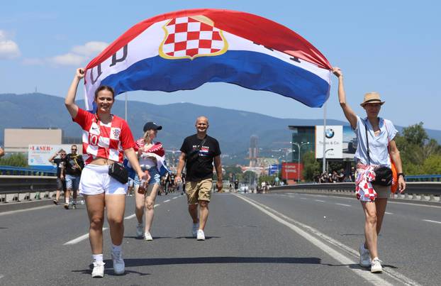 Zagreb: Tisuće fanova Thompsona prolazi Mostom mladosti koji je zatvoren za promet