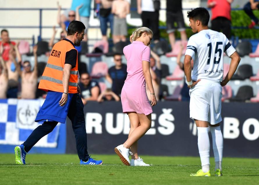 Zagreb: Zabrinuta djevojka ozlijeđenog igrača Rudeša utrčala na teren 