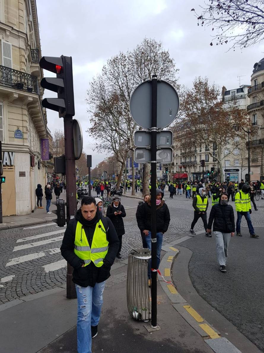 U Francuskoj priveli 1385 ljudi, više od 100 ih je ozlijeđeno