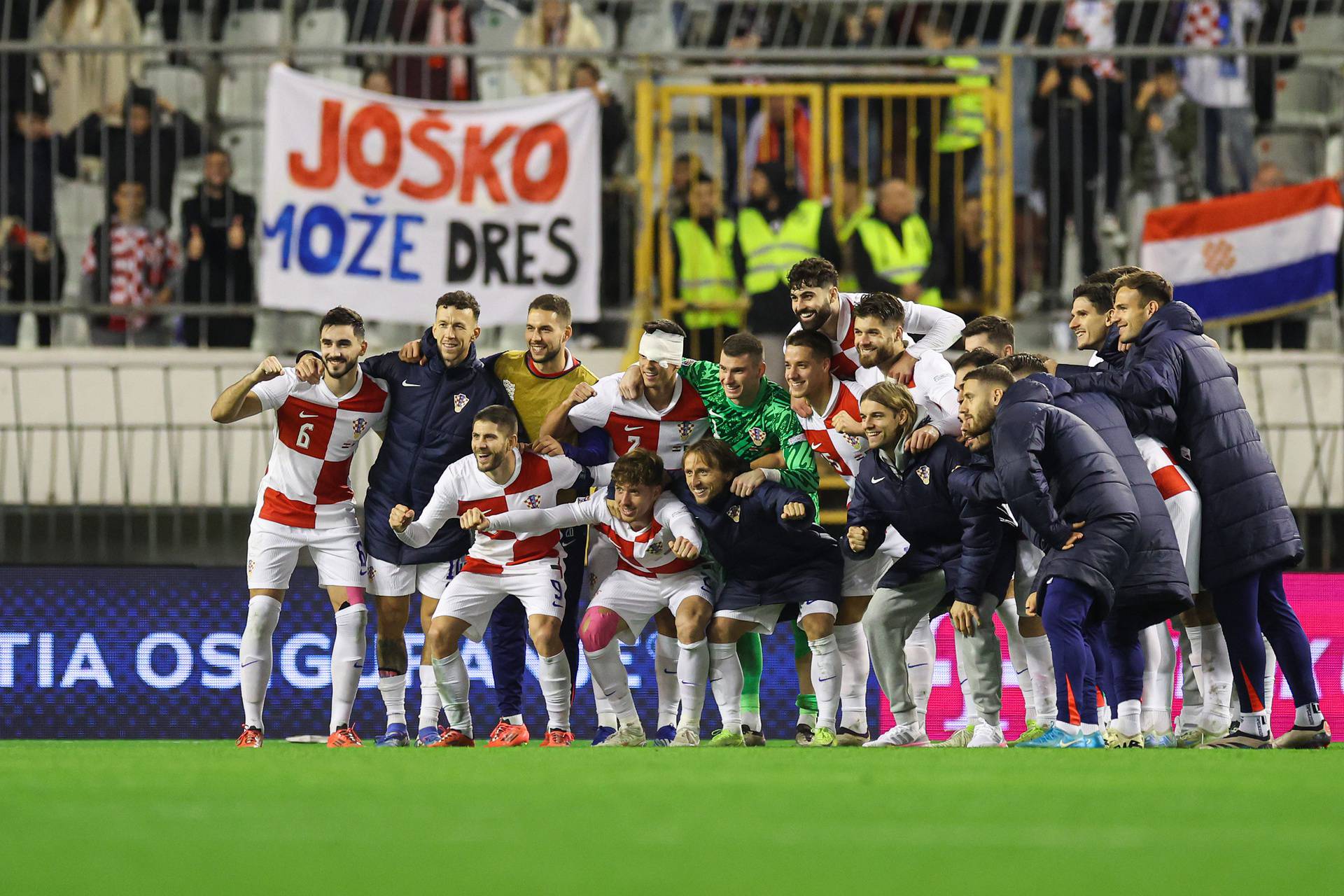 Split: Igrači se pozdravljaju s navijačima nakon utakmica između Hrvatske i Portugala