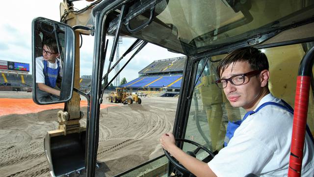 Zagreb: Novinar pomogao radnicima dovršiti radove na maksimirskom stadionu