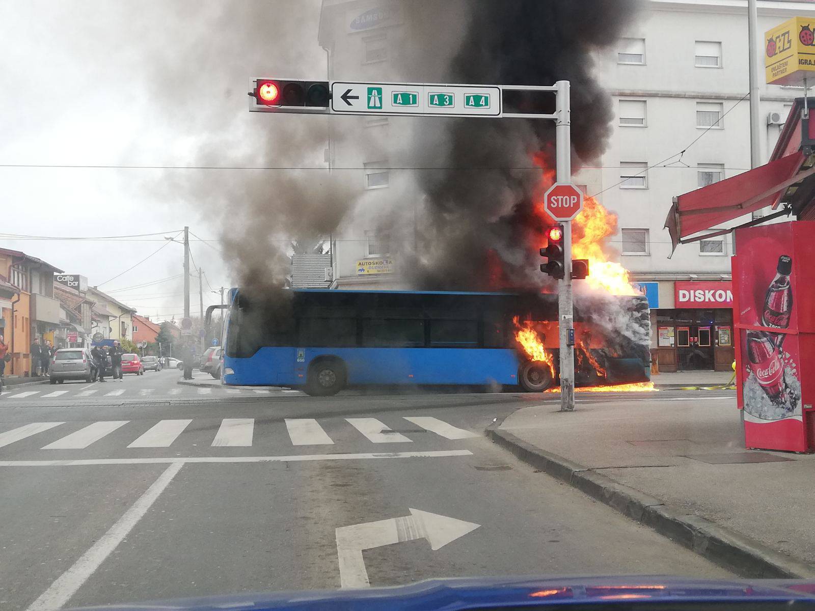 ZET-ov bus u plamenu: 'Svi su putnici uspjeli istrčati van...'