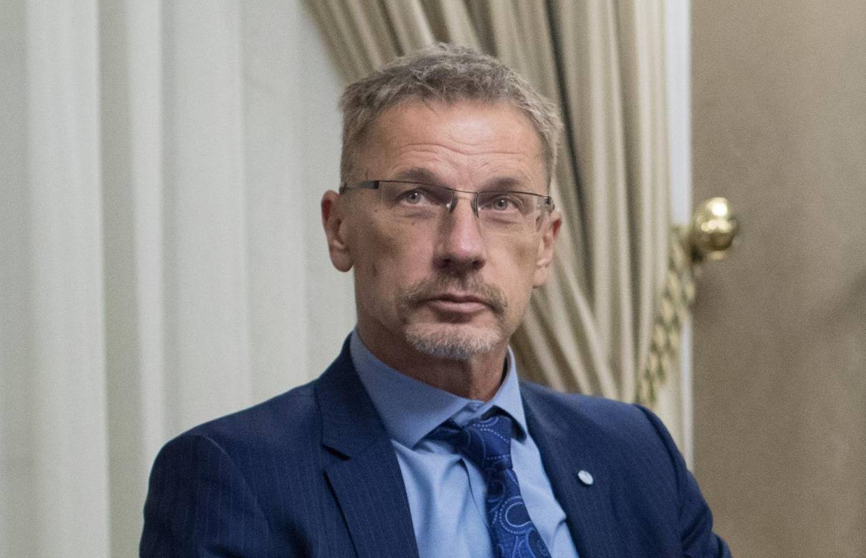 Boris Vujčić zabranio bankama isplatu dobiti! Reže i bonuse