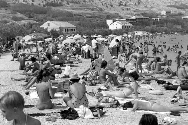 Opatija: Brojni posjetitelji uživaju u kupanju i sunčanju, kolovoz 1990.