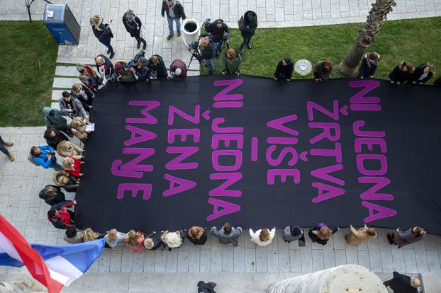 Split: Udruga Domine razvukla crnu zastavu s porukom protiv nasilja nad ženama