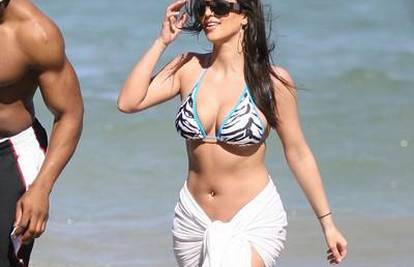 Kim Kardashian u bikiniju na odmoru sa zaručnikom