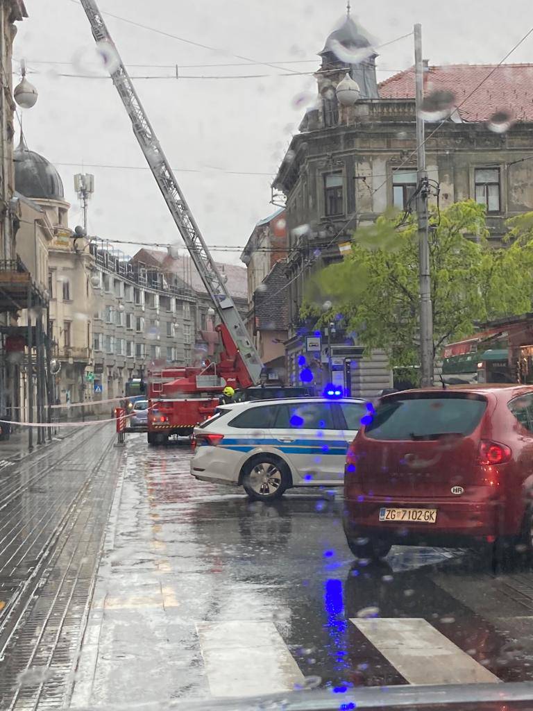 FOTO Urušio se dio fasade u centru Zagreba, stigli vatrogasci