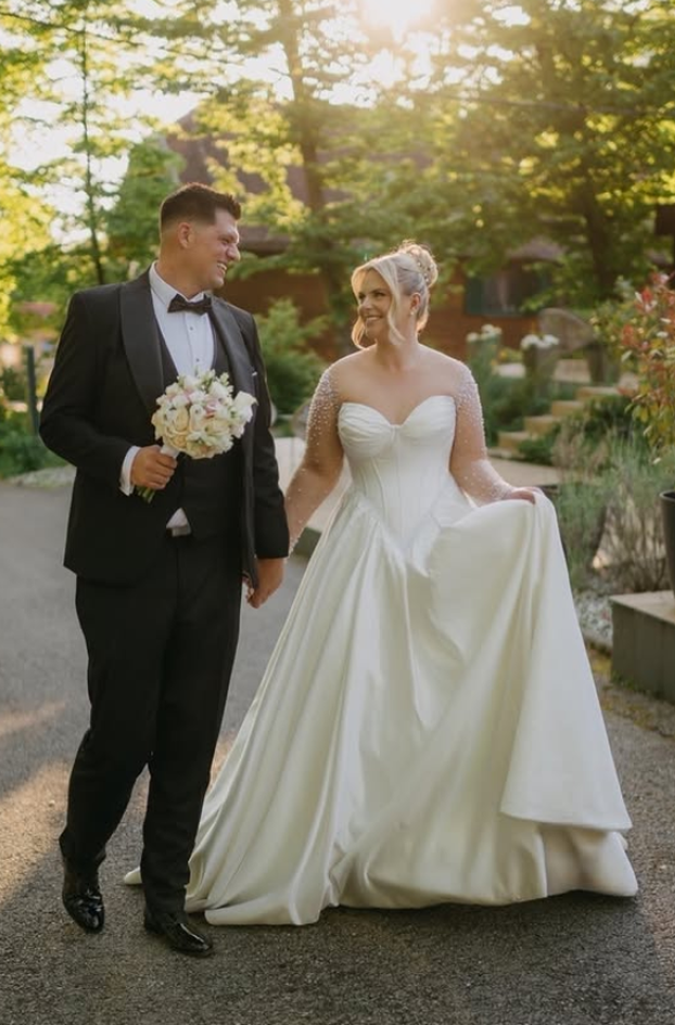 FOTO Nina Martina iz Života na vagi pohvalila se fotkama sa svadbe: Postali smo muž i žena