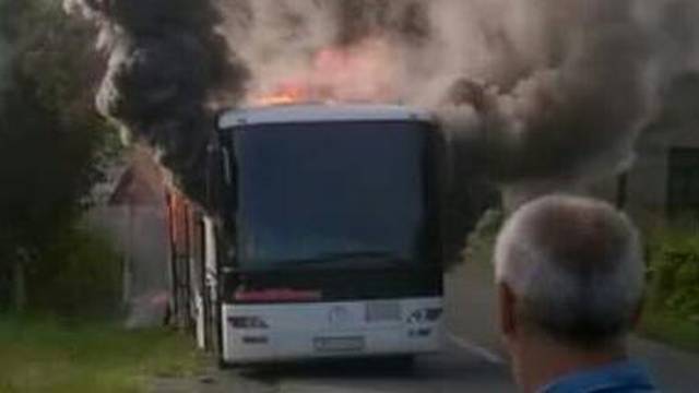 Autobus 'progutala' buktinja: Prevozio je vojnike u Petrinju