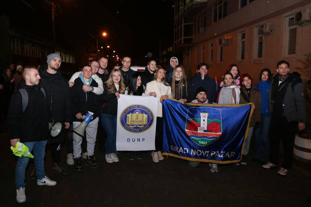 Studenti iz Novog Pazara krenuli su automobilima za Kraljevo, odakle će pješke nastaviti za Kragujevac