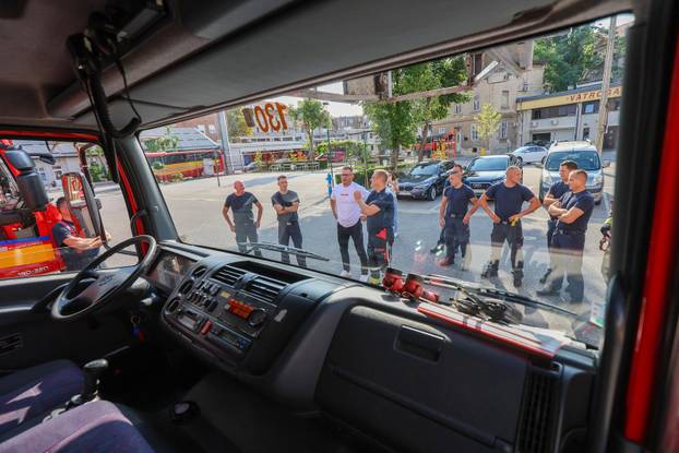 Stipe Miočić prvi se put u životu spustio niz šipku u vatrogasnoj postrojbi Zagreb