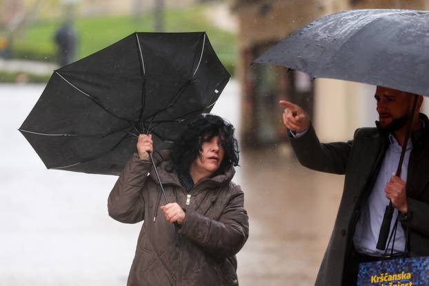 Zagreb: Građni u borbi s vjetrom letili kišobrani 