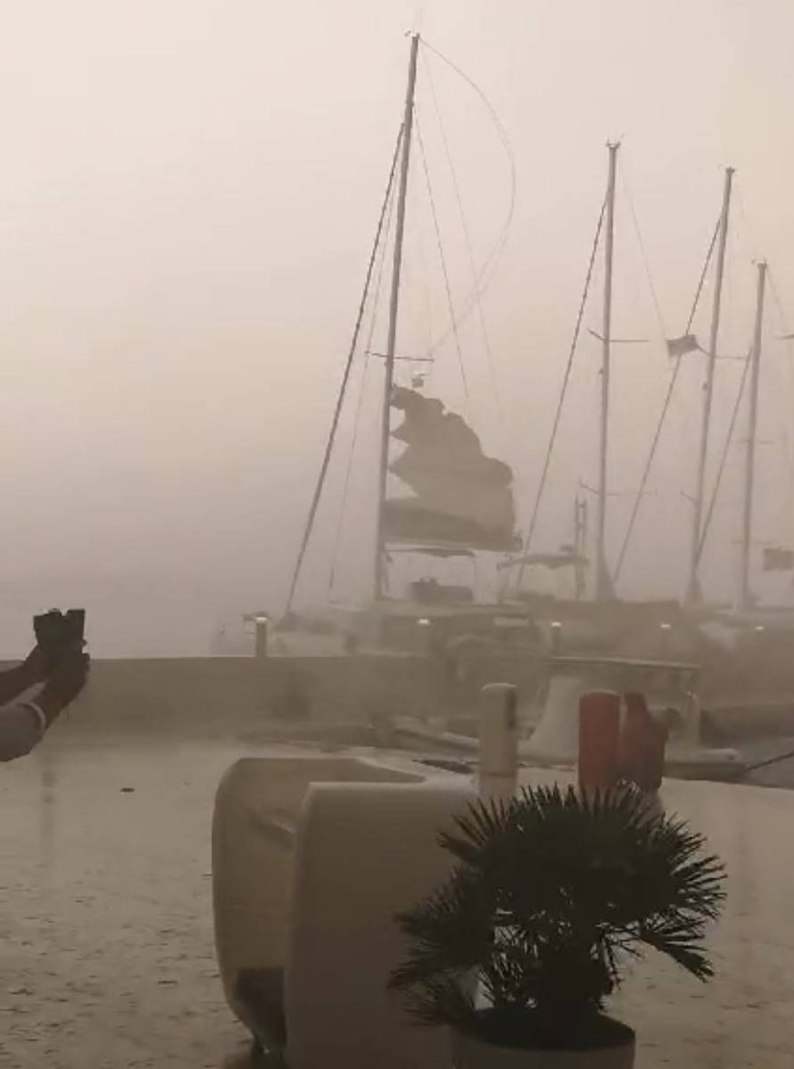 Spasili posadu katamarana: 'Bili su ogromni valovi, a samo je jedno dijete imalo prsluk'