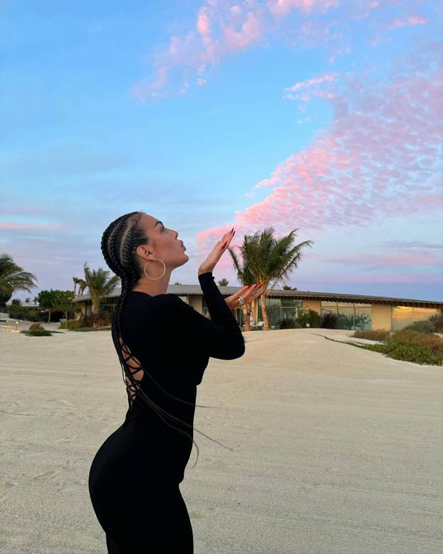 FOTO Georgina danas slavi rođendan: Voli se fotkati u tangicama, ne skriva ni dekolte