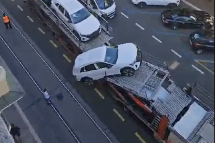 FOTO Velika šteta u Rijeci: S kamiona ispao skupocjeni Audi, oštećena još dva automobila