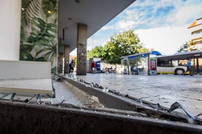 FOTO Radnici su već jutros popravili staklo na izlogu koje je sinoć ozlijedilo mlade u Splitu