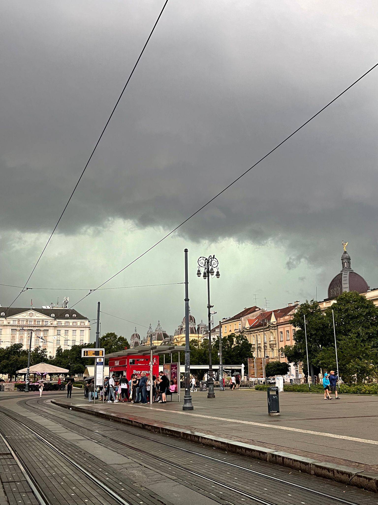 Snimke iz Zagreba: Počelo je jako puhati, kiša nam probija ispod prozora, pada i tuča i led!