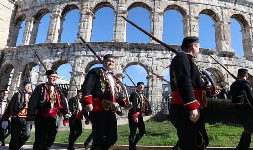 FOTO Spektakl u Puli: Bokeljska mornarica u punom sjaju mar&scaron;irala do Arene