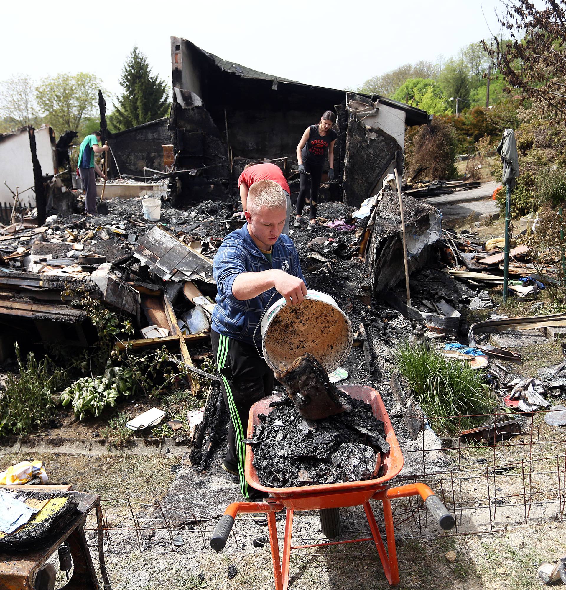 'Nama i susjedima izgorjele su kuće. Još imamo kredit na nju'