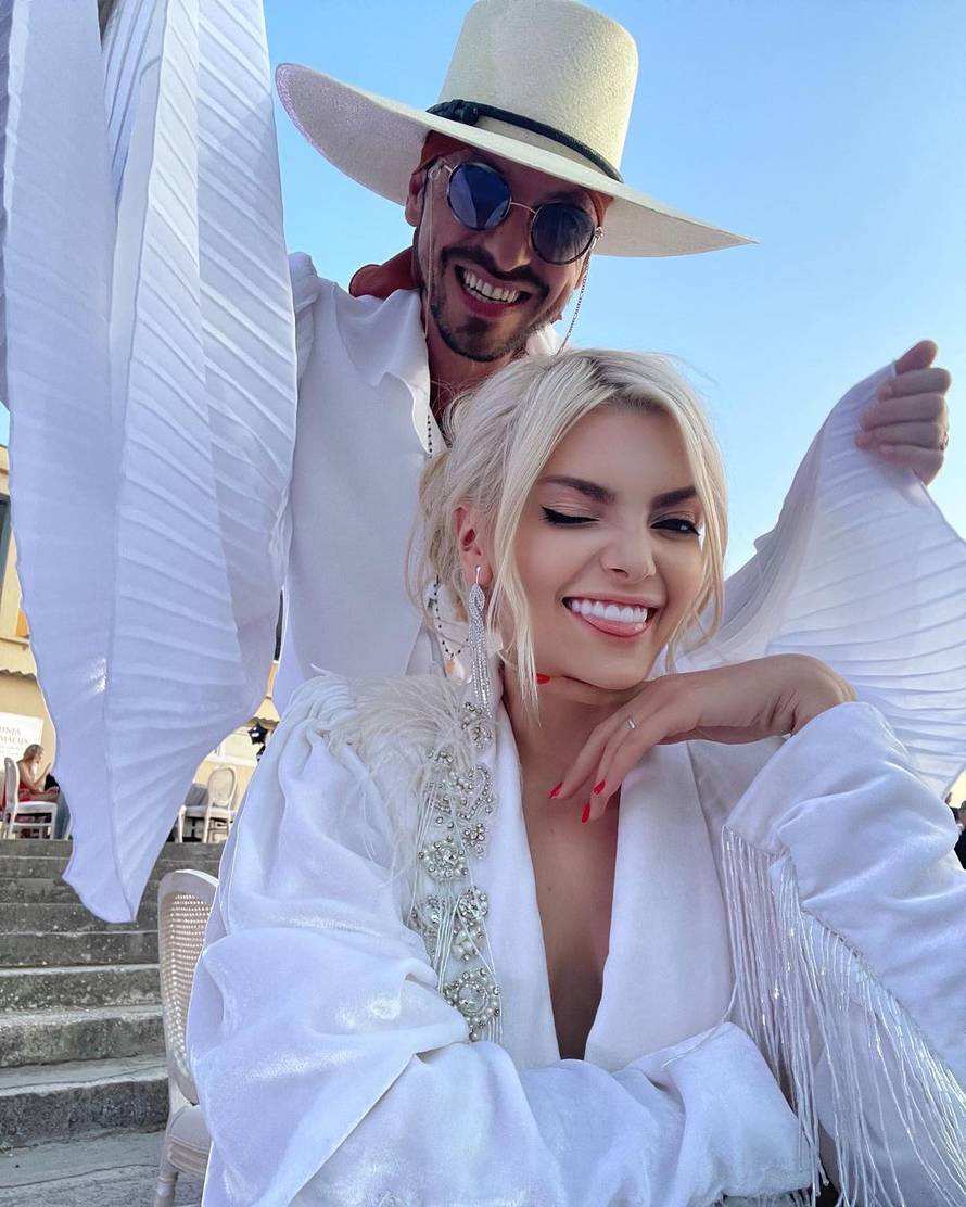 Ella opet u 'nezgodnoj' haljini s dubokim dekolteom i prorezom: 'Jesi li ovaj put obukla gaćice?'