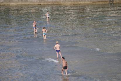 Dok nema turista, umirovljenici su 'okupirali' Bačvice u Splitu