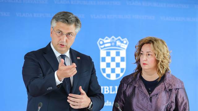Zagreb: Premijer Plenković i Sanja Šprem iz Sindikata hrvatskih učitelja nakon sastanka obratili se medijima