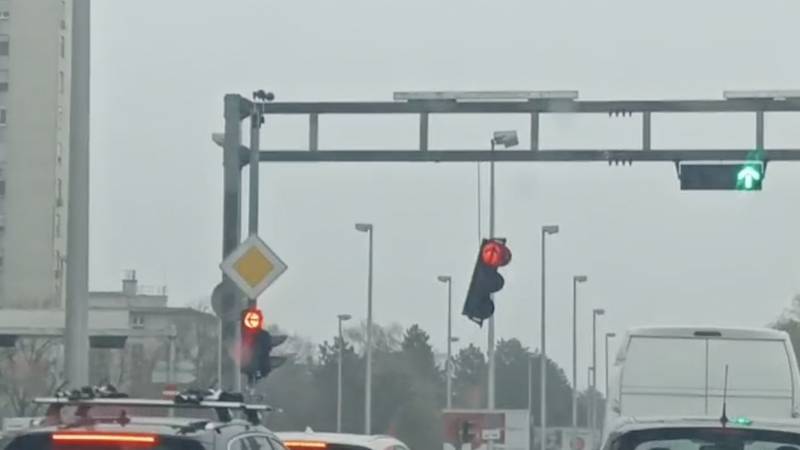 VIDEO Vjetar iščupao semafor u Zagrebu na Heinzelovoj
