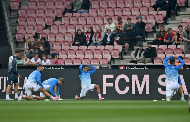 Zagrijavanje nogometaša uoči početka utakmice Midtjyllanda i Rijeke u play-offu za ulazak u UEFA Konferencijsku ligu
