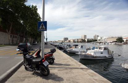 Zadar: Djeda i unuka na biciklu udarila vratima i srušila u more