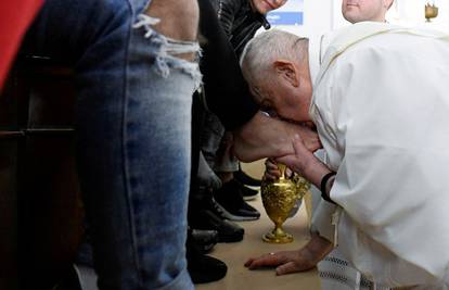 Papa u Rimu oprao i poljubio noge 12 mladih zatvorenika, među njima i jedan Hrvat