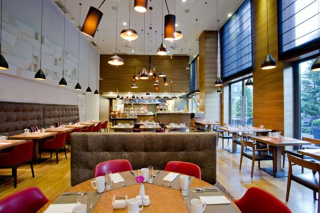DoubleTree by Hilton Zagreb - OXBO Restaurant&Bar