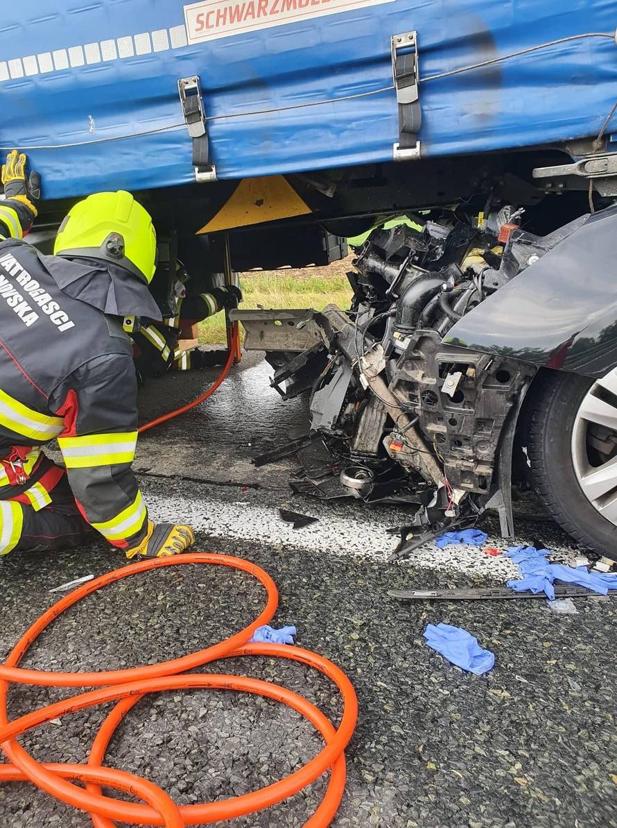 Autom podletjeli pod kamion, cijela obitelj završila u bolnici