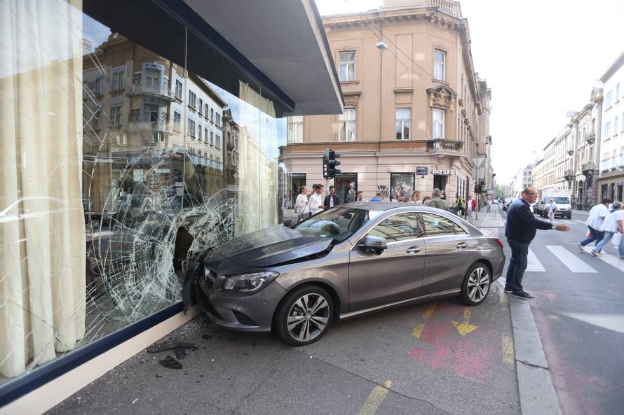 Autom u izlog: 'Pokosila bi me da sam krenula sekundu ranije'
