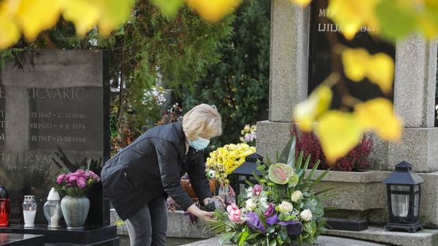 Zagreb: Građani uređuju grobove najmilijih uoči blagdana Svih svetih