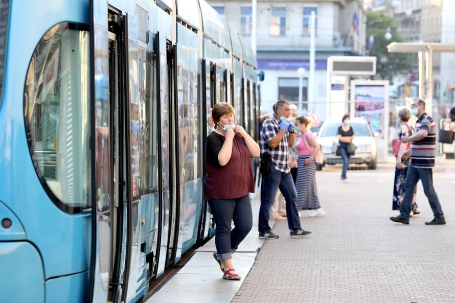 Zagreb: Prvi puta nakon prekida prometa zbog pandemije i potresa tramvaji voze centrom grada