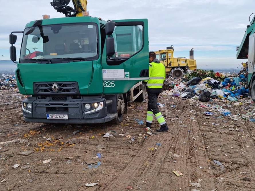 Tomašević i suradnici ujutro: Laž je da zakapamo biootpad. Malo kasnije: I on je zakopan, ali...