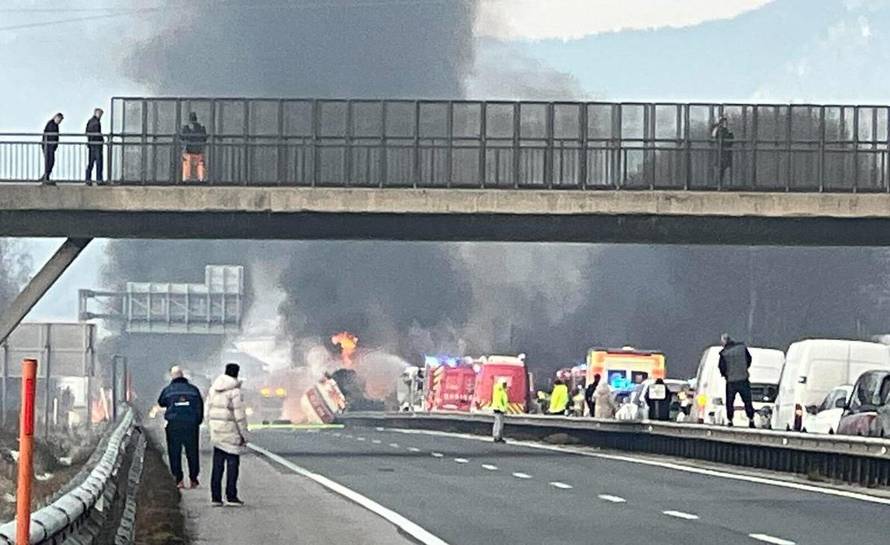FOTO Zatvorili autocestu u Sloveniji zbog teške prometne nesreće: Izbio ogroman požar!