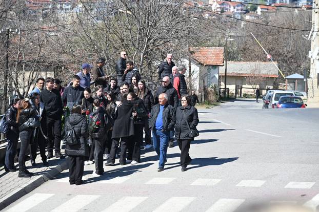 Brojni stanovnici Kočana oplakuju poginule na dan njihova sprovoda