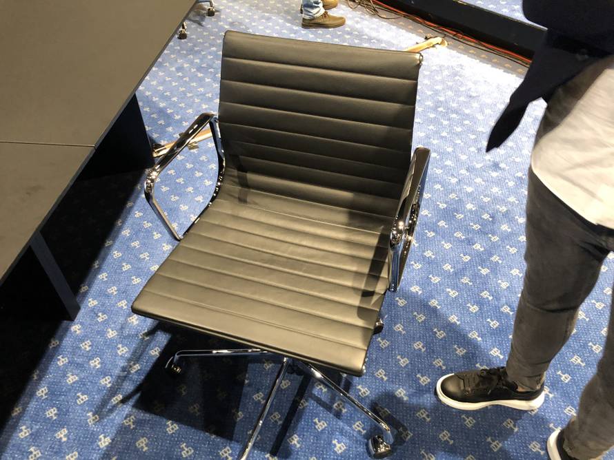 Vlada i stožer u NSK sjede na stolicama koje u trgovini vrijede oko tri tisuće eura. Po komadu