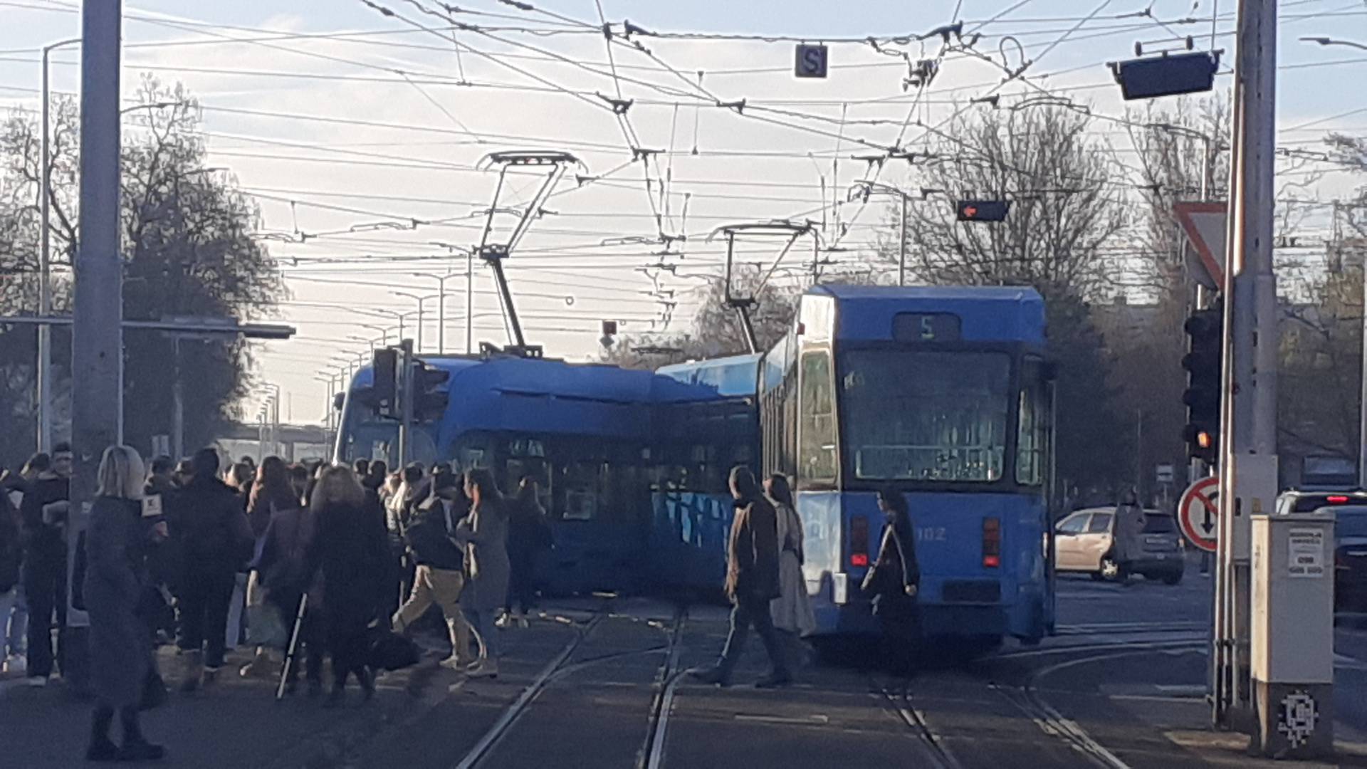 Totalni kolaps na jednom od najprometnijih ZG raskrižja: 'Dva tramvaja su se sudarila'