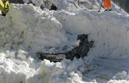 Rukama iskopala tunel u snijegu i spasila prijatelje